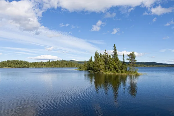 Petite île dans le lac de montagne — Photo