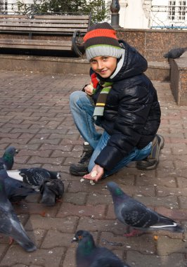 çocuk ve güvercinler