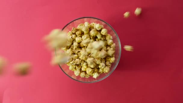 Popcorn Brokkelt Rode Achtergrond Bowlen Langzame Vliegende Popcorn — Stockvideo