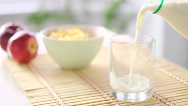 Молоко Пляшки Наливається Склянку Фоні Кухонного Столу Концепція Здорового Сніданку — стокове відео