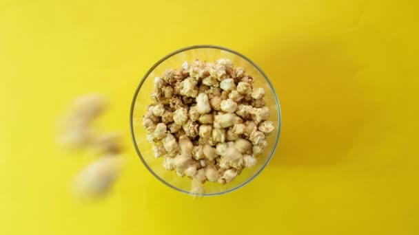 Popcorn Brokkelt Gele Achtergrond Bowlen Langzame Vliegende Popcorn — Stockvideo