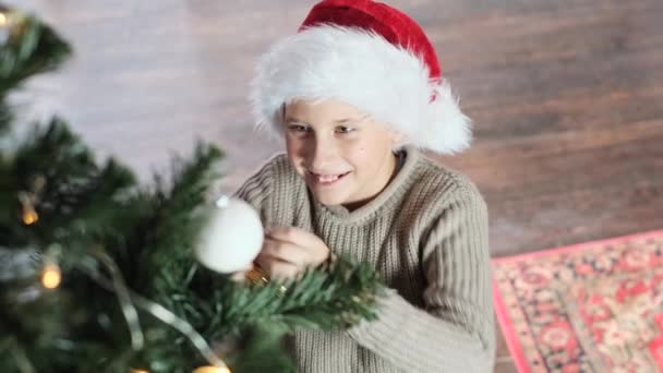Kırmızı Noel Baba Şapkalı Çocuk Yeşil Ekranlı Akıllı Telefona Bakıyor — Stok video