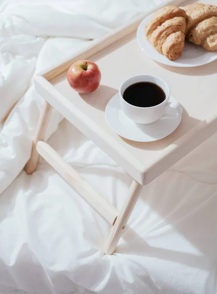 ベッドのための木製のテーブルの朝食 健康的な朝の食事のためのコーヒー ケーキ リンゴ ストック写真