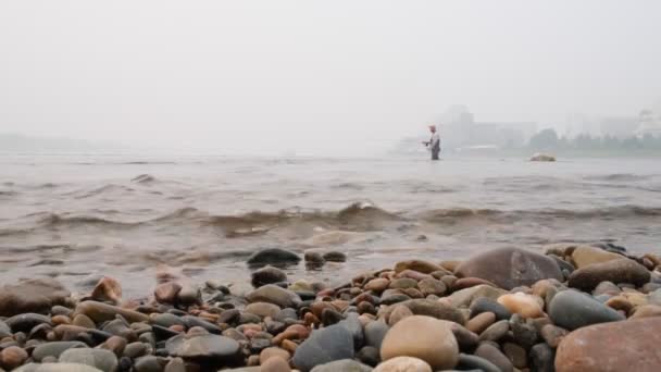 Krasnoyarsk Siberia Russia 2021 Fisher Man Fishing Enisey River 克拉斯诺亚尔斯克市是背景 — 图库视频影像