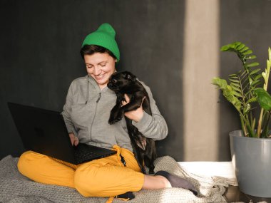 Ana ofiste dizüstü bilgisayarı olan bir kadın.