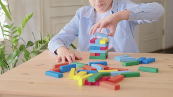 Menino Está Brincando Com Tijolos Madeira Coloridos Pela Torre Construção — Vídeo de Stock