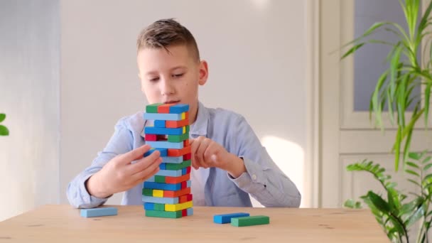 Chlapec Hraje Barevnými Dřevěnými Cihlami Stavební Věže Zlepšení Motorických Dovedností — Stock video