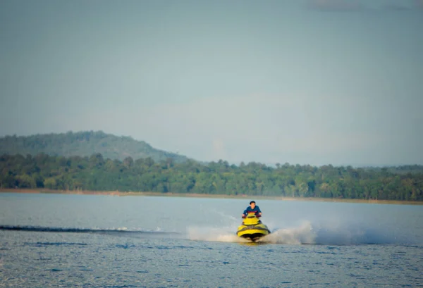 Turistas Caballo Motos Acuáticas Alta Velocidad Mar Río Con Spray —  Fotos de Stock