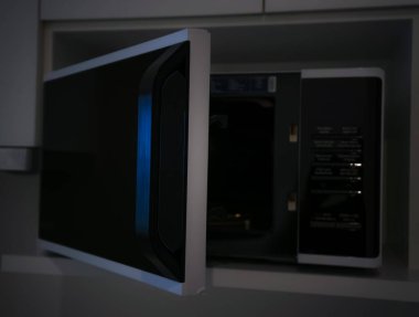 Mikrodalga fırın kapısı ve mikrodalgada yemek hazırlamak..