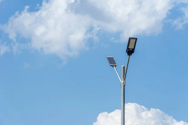 Close Zonne Energie Fotovoltaïsche Lantaarnpalen Aan Blauwe Hemel Achtergrond Straatapparatuur — Stockfoto
