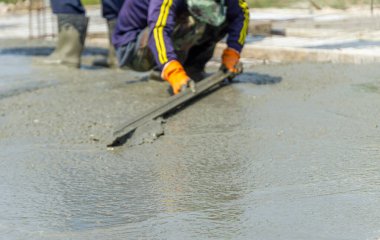 Binanın altında beton zemine beton sıvanmış bir inşaat var..
