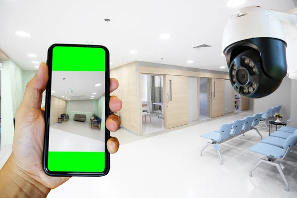 Ele Tutuşan Akıllı Cep Telefonu Kontrol Ofisi Veya Bir Güvenlik — Stok fotoğraf