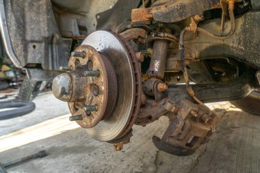 Eski bir arabanın fren diskini ve ön disk fren takımını değiştir - fren işlemi devam ediyor.