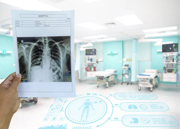 Yüzey Bulanık Doktor Göğüs Röntgenini Yatağını Kontrol Ediyor Boş Acil — Stok fotoğraf