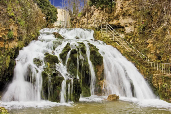 Wasserfall im Dorf Trillo Stockbild