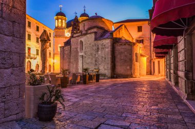 Kilisenin yanındaki kafe.