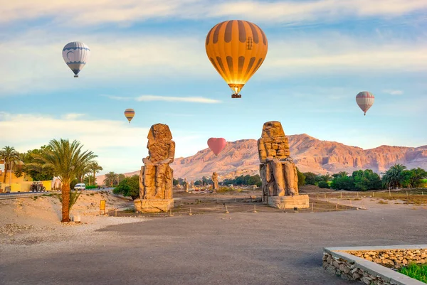 Balloons over Colossi — Stockfoto