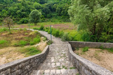 Eski bir taş köprü