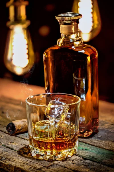Vaso de whisky y cigarro —  Fotos de Stock
