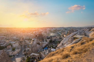 Kapadokya 'nın antik kenti Goreme' de akşam güneşi.