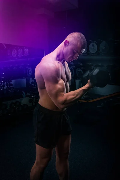 Sportsman Lifting Heavy Dumbbell Gym — Stok fotoğraf
