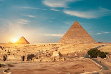 Giza 'da piramitler ve sfenks manzaralı güzel güneşli bir akşam.