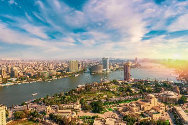 Mısır 'ın Kahire şehrinde güneşli bir gün batımı