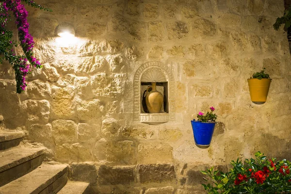 Kapadokya 'daki kumtaşı duvar çömlek ve çiçeklerle süslenmiş.