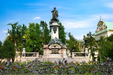 WARsaw, POLAND - 20 Ağustos 2022: Varşova, Polonya 'da Krakowskie Przedmiescie' de Adam Mickiewicz Anıtı