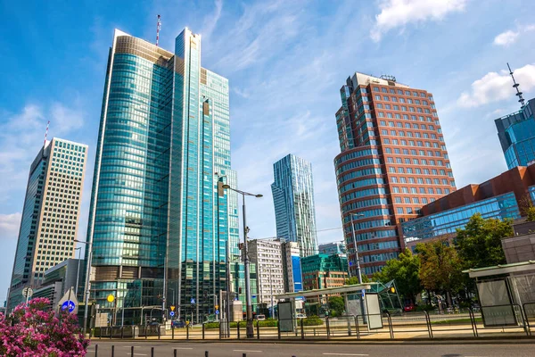 Polonya 'nın Varşova merkezindeki yol ve gökdelenler