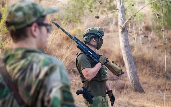 Guy Rifle His Shoulder Man Military Uniform Weapon Airsoft Game — ストック写真
