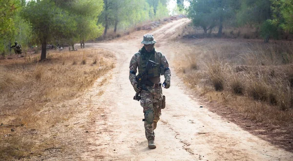 Man Military Uniform Weapon Walks Sandy Road Military Background Trees — ストック写真