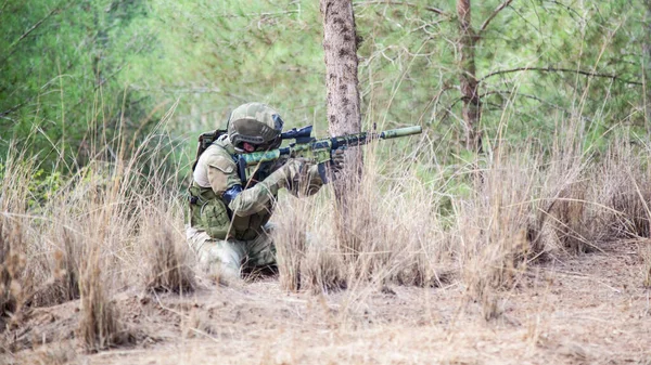 Military Man Aims Collimator Machine Gun While Sitting His Knee — ストック写真