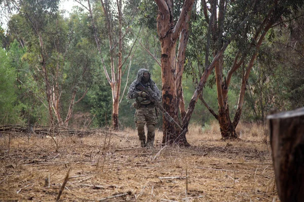 Soldier Camouflage Net Walks Sniper Rifle His Hands Middle Forest — ストック写真