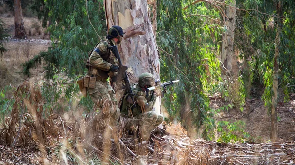 Two Airsoft Players Hid Tree Fire Enemy Covering Each Other — ストック写真