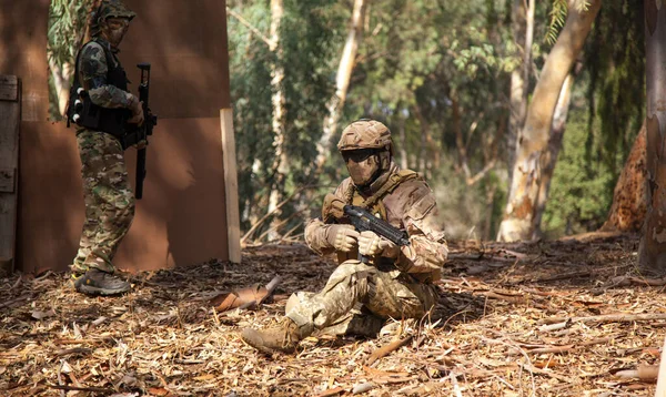 Irok Airsoft Gun Sits Ground Dressed Green Military Camouflage Holds — ストック写真