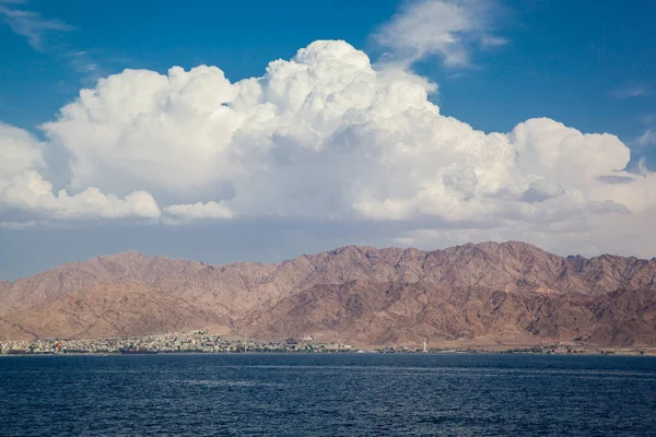 Beautiful Desert Mountains Jordan Backdrop Large White Clouds Beautiful City — Zdjęcie stockowe