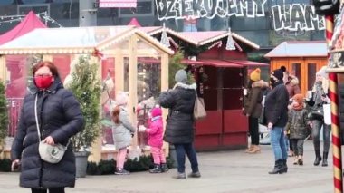 Katowice, Polonya - Aralık 2020: Yıllık Noel piyasa süslemeleri sırasında işlek cadde. Boş atlıkarınca gece hareket ediyor..