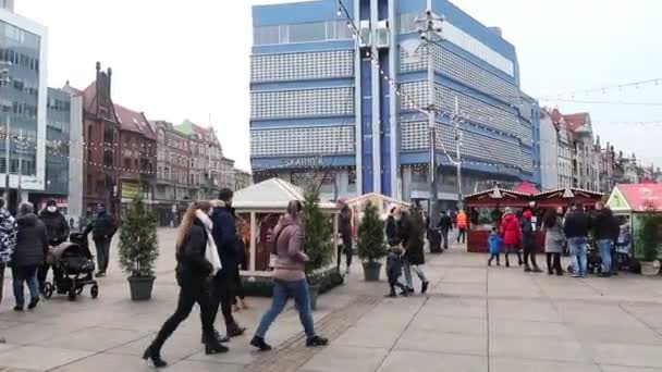 Katowice, Polonia - diciembre 2020: Ocupada calle durante las decoraciones anuales del mercado navideño. Carrusel vacío moviéndose por la noche. — Vídeos de Stock