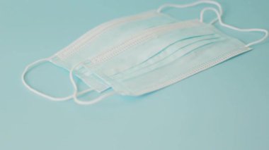 El, yüzeye birkaç tıbbi maske ve bir civa termometresi yerleştirir. Seçici atış.