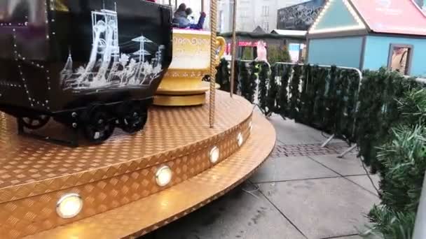 Katowice, Poland - december 2020: Busy street during Annual Christmas market decorations. Empty carousel moving at night. — Stock Video