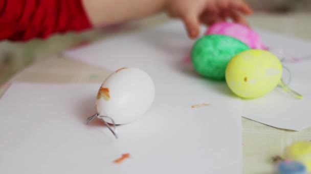 Mutlu Paskalyalar. Küçük kız Paskalya tatiline hazırlanıyor, yumurtaları boyuyor. Yaşam tarzı. Paskalya kutlaması kavramı. — Stok video