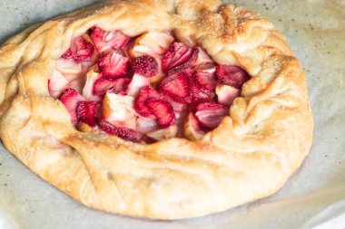 Elmalı çilekli turta, üst görüş kenarı, fotokopi alanı olan ahşap bir arka plan. Sonbahar yemekleri konsepti. Adım adım tarif galeti,