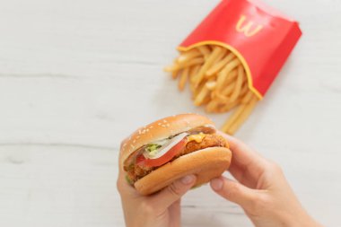 POLAND. Mayıs, 2021. McDonald 's Burger ve Fast Food Menüsü. McDonalds Corporation, 1940 yılında kurulan bir Amerikan Fast Food Restoran Zinciri. McVejetaryen yemeği