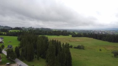 Polonya 'daki bir köyün klibi, Polonya' nın güzel manzarası, insansız hava aracı manzarası, yeşil doğa, kırsal bölge, Polonya panoramik manzara..