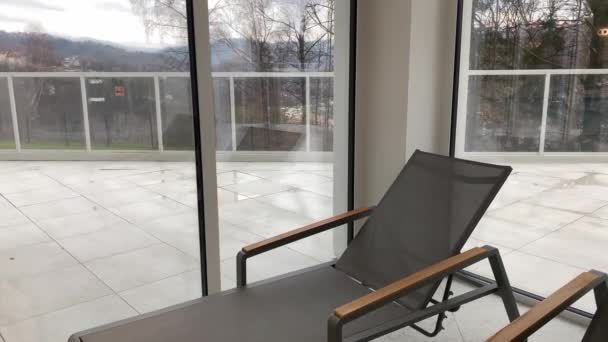 Tomma solsängar på semesterorten nära poolen, närbild detalj. Bred bild av tom solarium vid poolen — Stockvideo