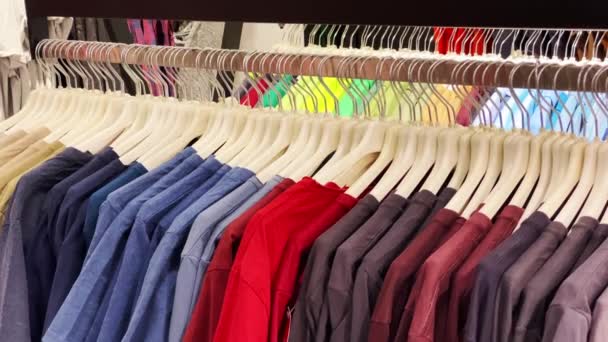 Close-up: a hanger for clothing. Clothes hangers. Hangers with casual clothes in a mall. Designer clothing collection. New collection in fashion boutique. No people concept. — Wideo stockowe