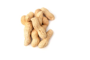 Beyaz arka planda izole kabuk organik fıstık. Fıstık yakın çekim yığını