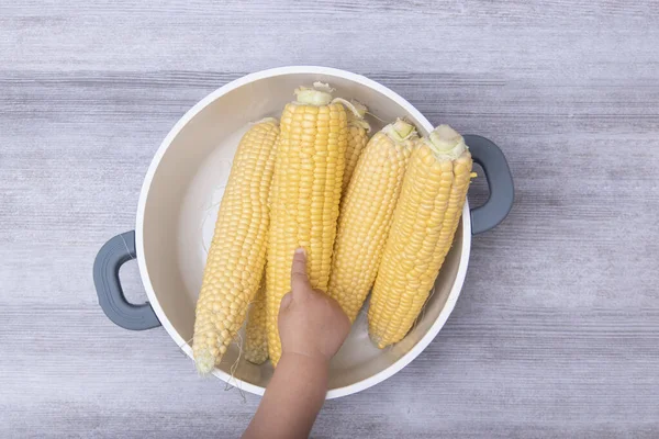 Cocinar maíz en una cacerola. Maceta grande de maíz amarillo. Interior de cocina simple —  Fotos de Stock
