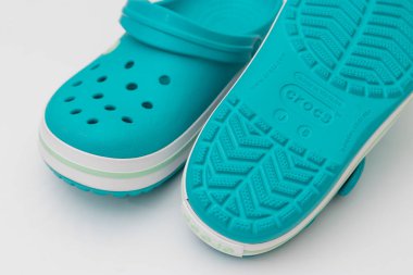 Katowice, Polonya - 05 Mayıs 2021: Timsah ayakkabıları illüstrasyon başyazısı. Beyaz arkaplanda izole edilmiş sandaletler